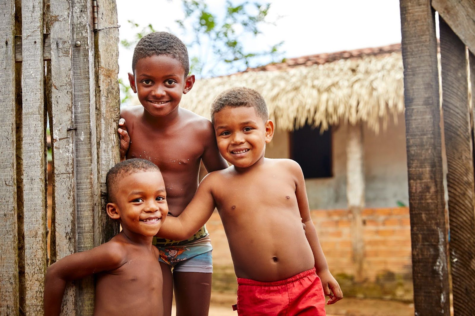 3 crianças do Maranhão pousando para foto
