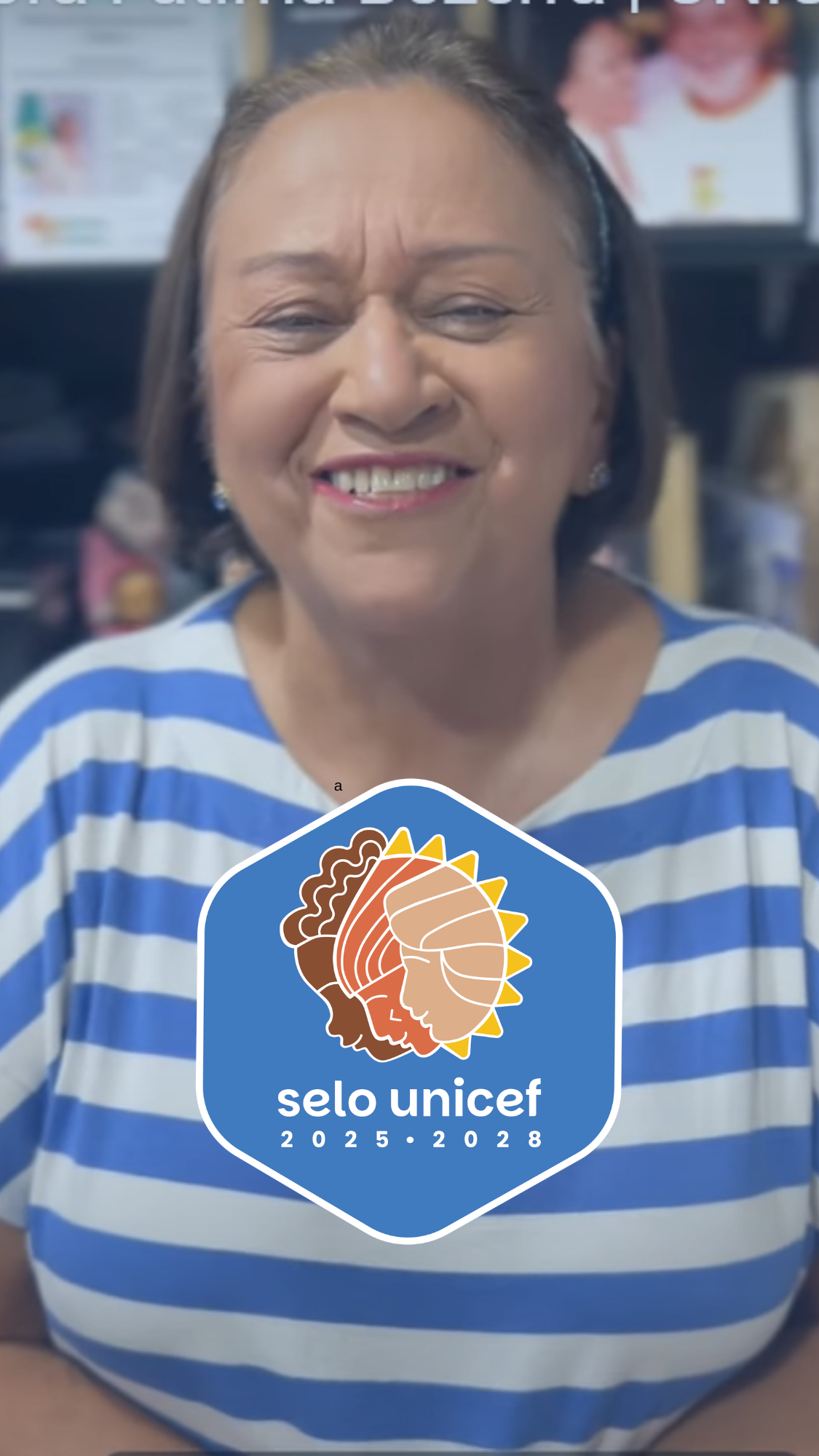 Foto da governadora do Rio Grande do Norte, Fátima Bezerra, usando uma blusa branca listrada com azul