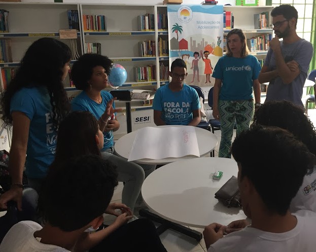 Eduarda e integrantes do NUCA discutem inclusão escolar em oficina de vídeo