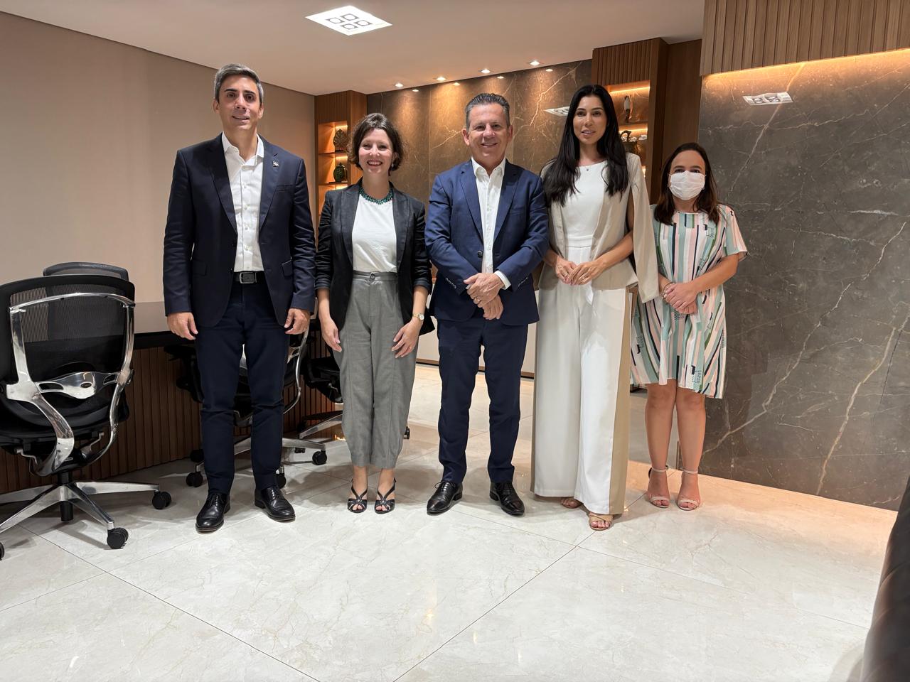 Foto com o governador do Mato Grosso, Mauro Mendes, a chefe do escritório do UNICEF em Belém, Mariana Rocha, o secretário de Educação, Alan Porto e a secretária municipal de Planejamento Urbano e Habitação e presidente da Associação de Desenvolvimento Social dos MunicÃpios do Estado do Mato Grosso (APDM), Scheila Pedroso