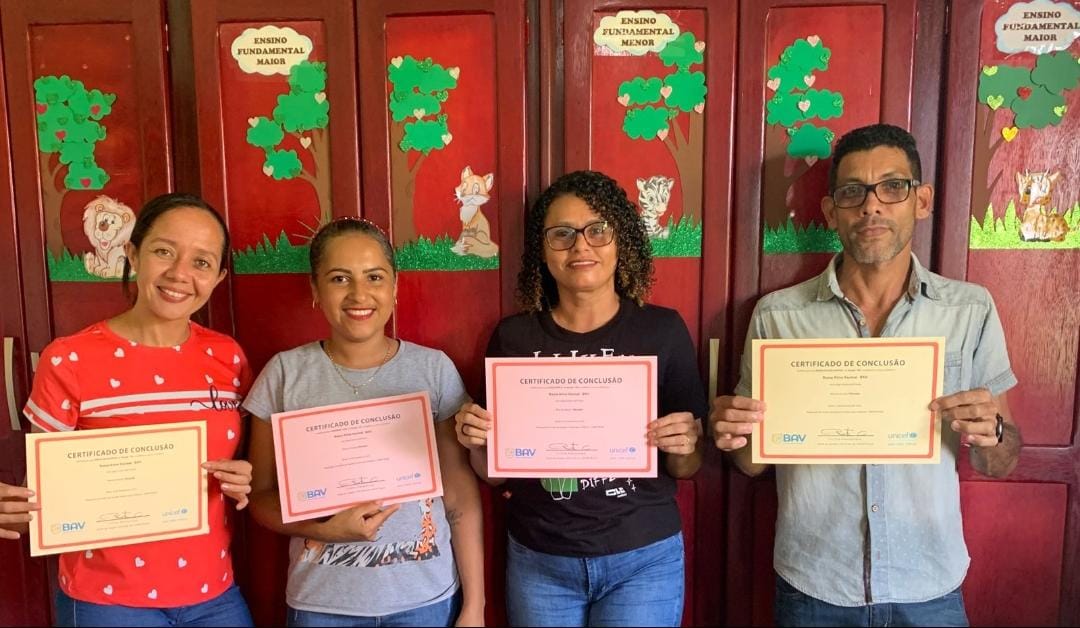 Técnicos do município de Pacajá_PA com seus diplomas do curso sobre a Busca Ativa Vacinal. FOTO_ Maria do Carmo