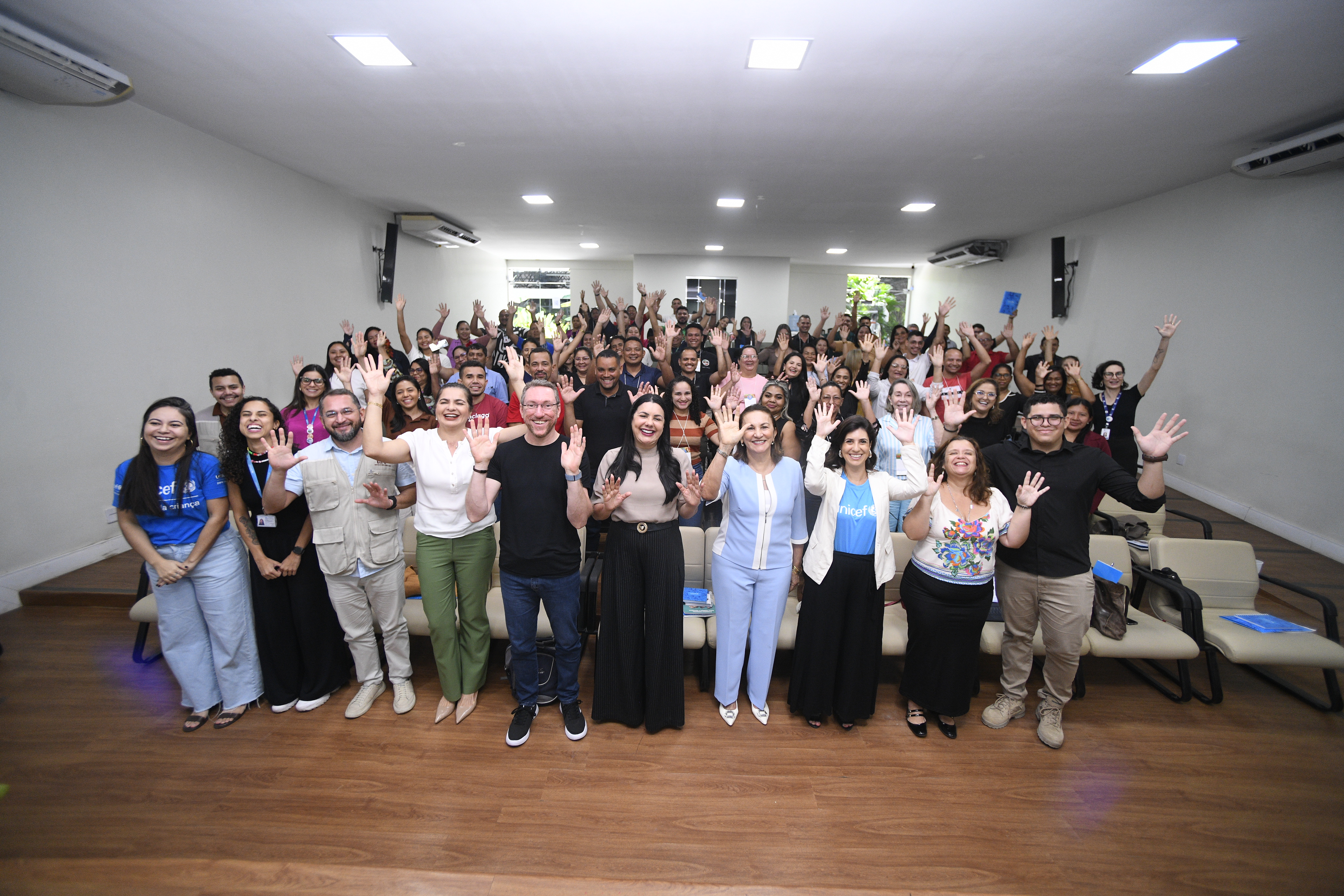 Representantes das instituições idealizadoras do evento, bem como Conselhos Tutelares, Conselhos Municipais de Direitos da Criança e do Adolescente e articuladores municipais do Selo UNICEF de todos os municípios de Roraima comemoram realização do evento