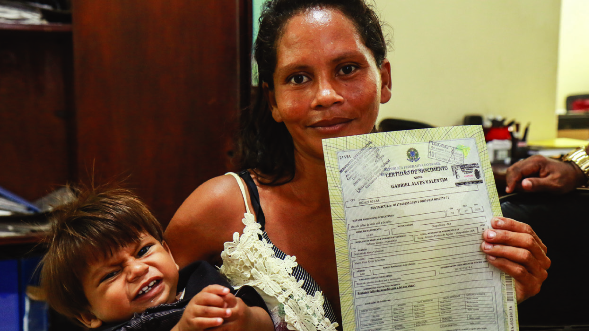 Gabriel, sua mãe e o registro civil de nascimento. Uma garantia de seus direitos como cidadão.