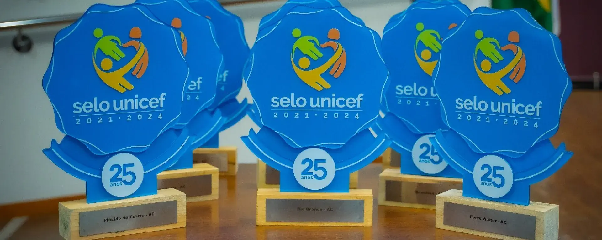 Troféus do Selo UNICEF expostos em uma mesa 