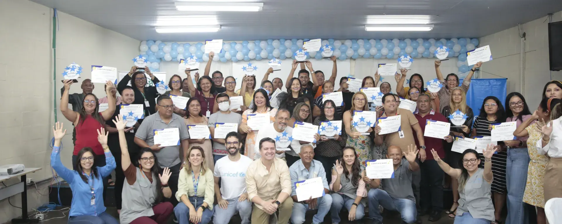 todos os participantes reunidos para foto oficial