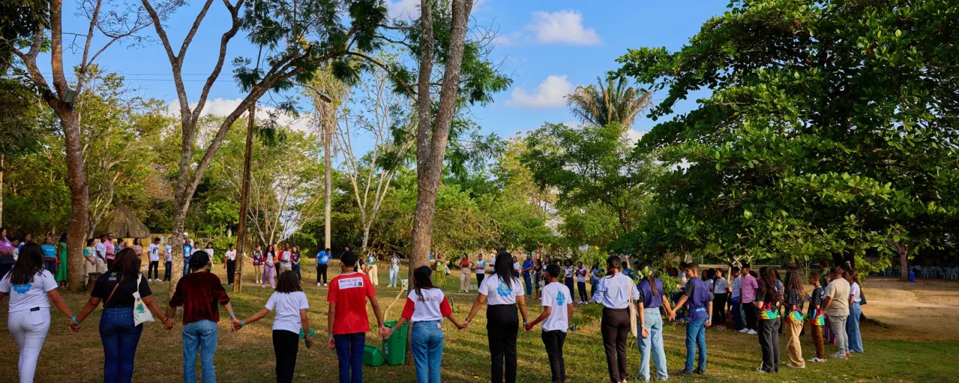 Adolescentes estão em um círculo ao ar livre