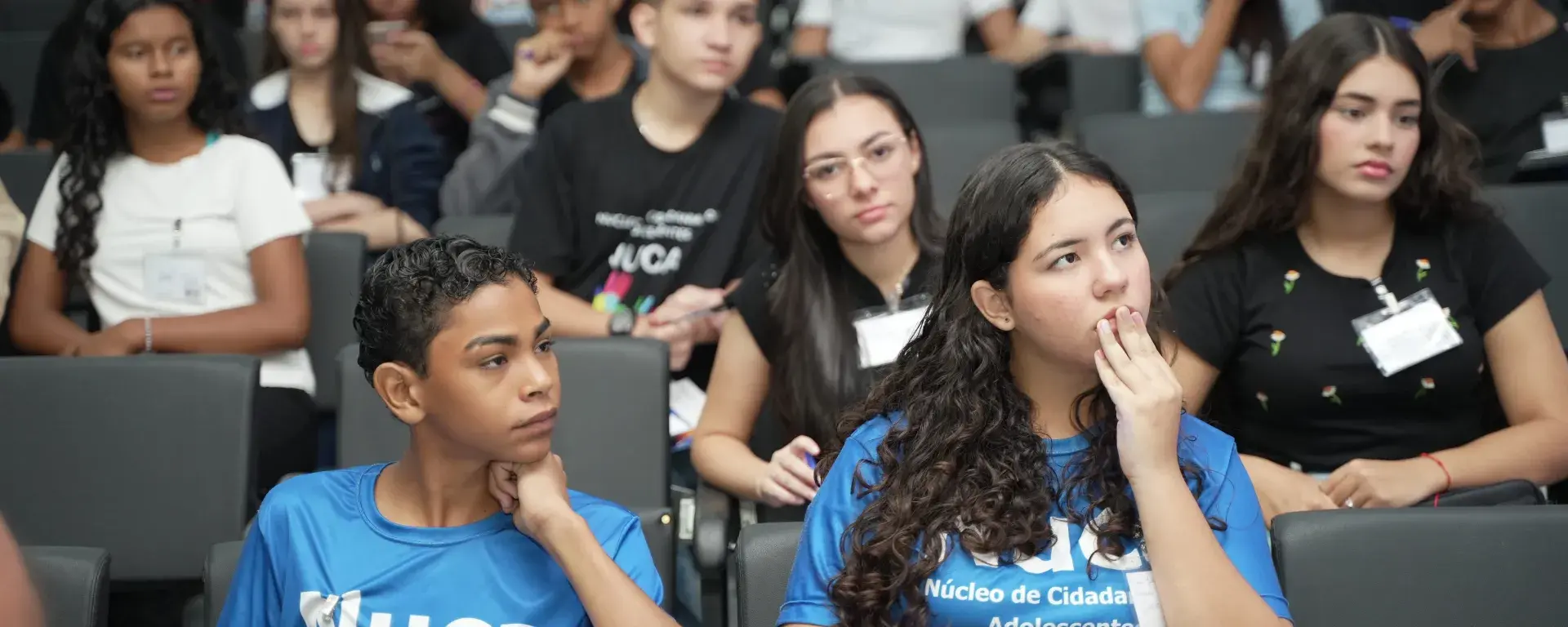 Adolescentes no auditório