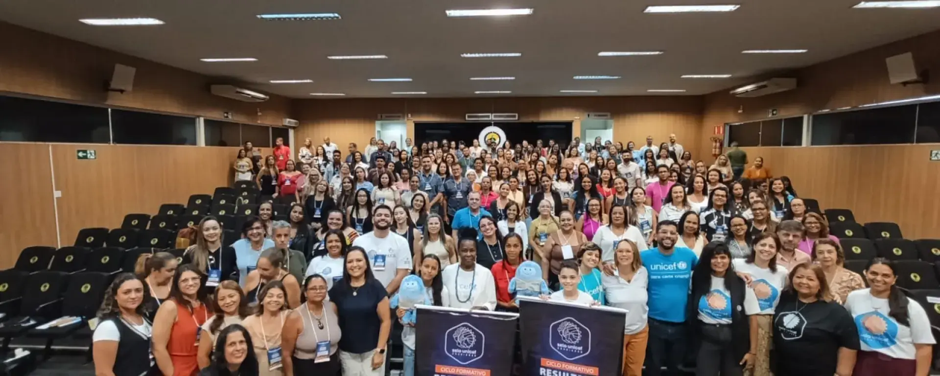 Na foto há cerca de 160 pessoas, mobilizadores, articuladores e participantes do Selo UNICEF em um auditorio 