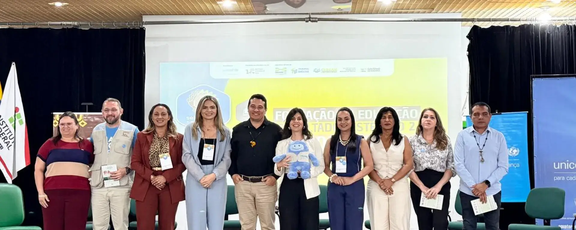 mesa de autoridades presentes