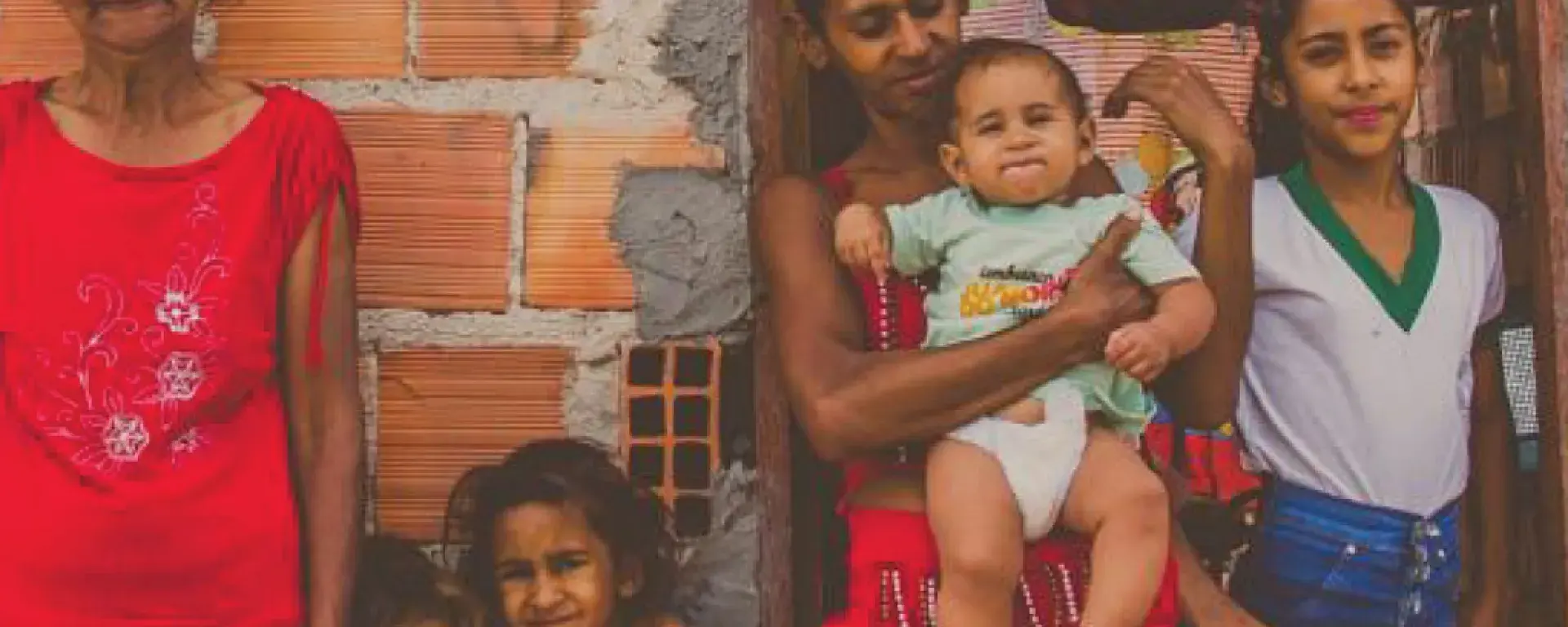 família pousa para foto na frente da porta de casa