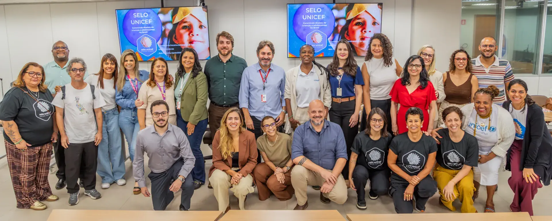 Grupo de representantes de diferentes instituições posa para foto durante encontro do Selo UNICEF em Minas Gerais.