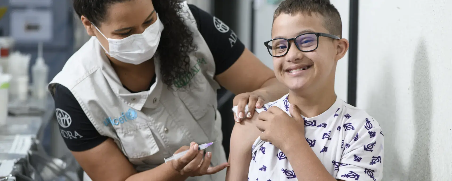 Criança recebe vacina no braço