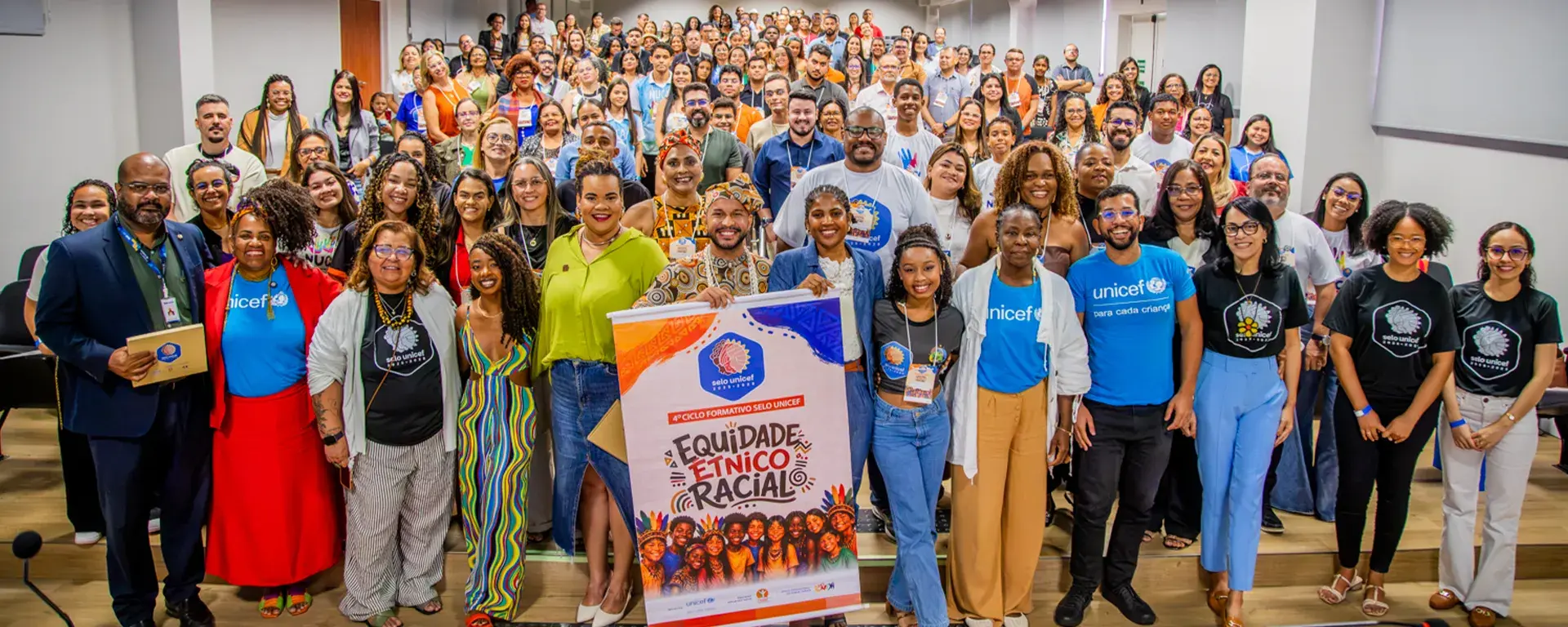 Foto coletiva dos participantes do 4º Ciclo Formativo do Selo UNICEF, reunidos em um encontro sobre Equidade Étnico-Racial, com ampla diversidade de adolescentes, jovens e profissionais.