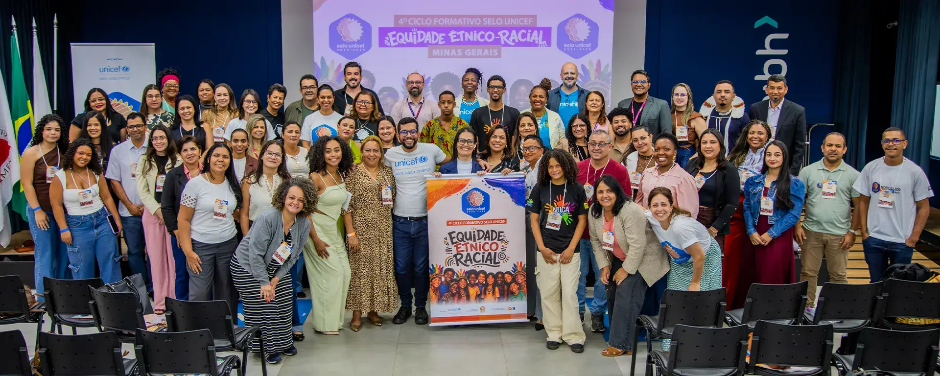 Foto coletiva de participantes do 4º Ciclo Formativo do Selo UNICEF em Minas Gerais, dedicado à Equidade Étnico-Racial.
