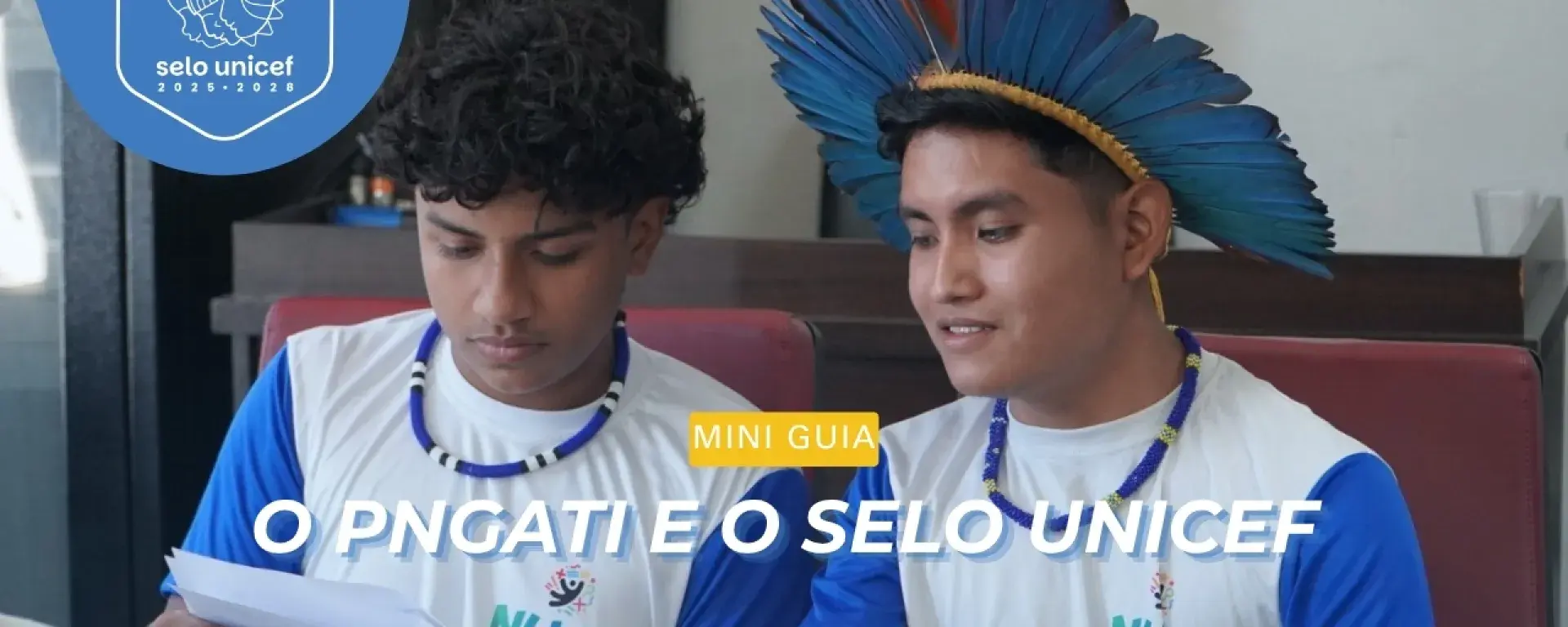 Imagem de dois adolescentes indígenas.