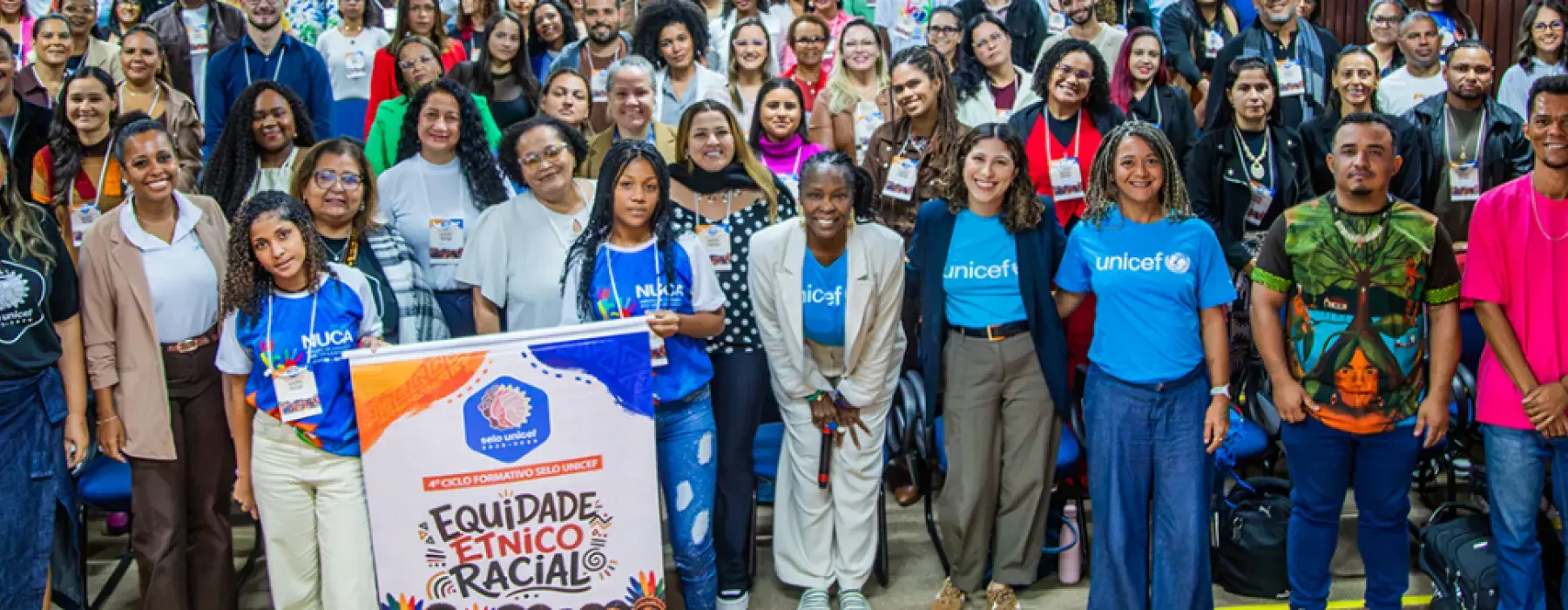 Grupo de participantes da formação pousam para foto