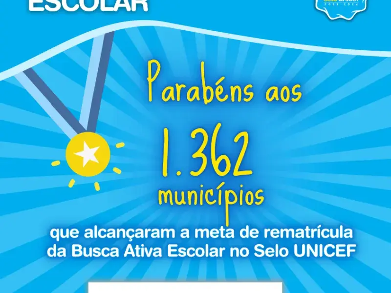 Imagem com fundo azul mostra uma medalha e o seguinte texto: Parabéns aos 1.362  municípios que alcançaram a meta de rematrícula da Busca Ativa Escolar no Selo UNICEF.  Imagem traz ainda logotipos do Selo UNICEF, da Busca Ativa Escolar, no topo, e no rodapé os logotipos da Coegemas, Conasems, Undime e UNICEF.