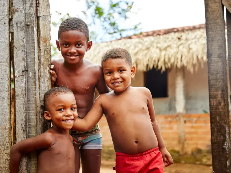 3 crianças do Maranhão pousando para foto