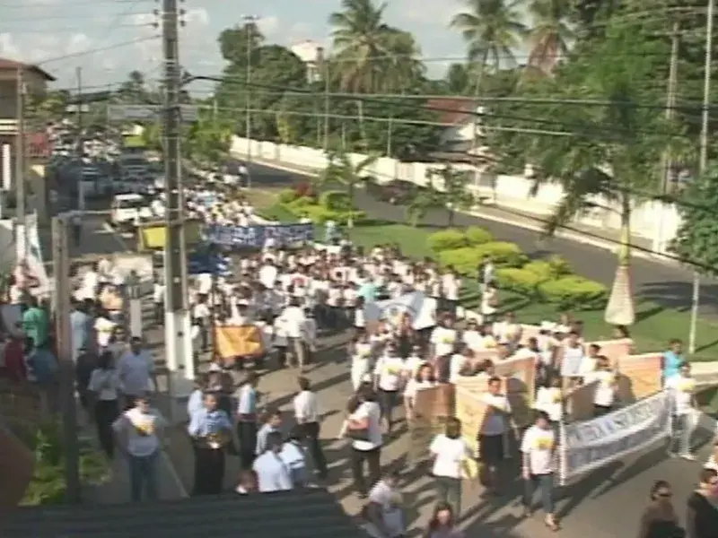 Grupo de pessoas caminhando pela cidade