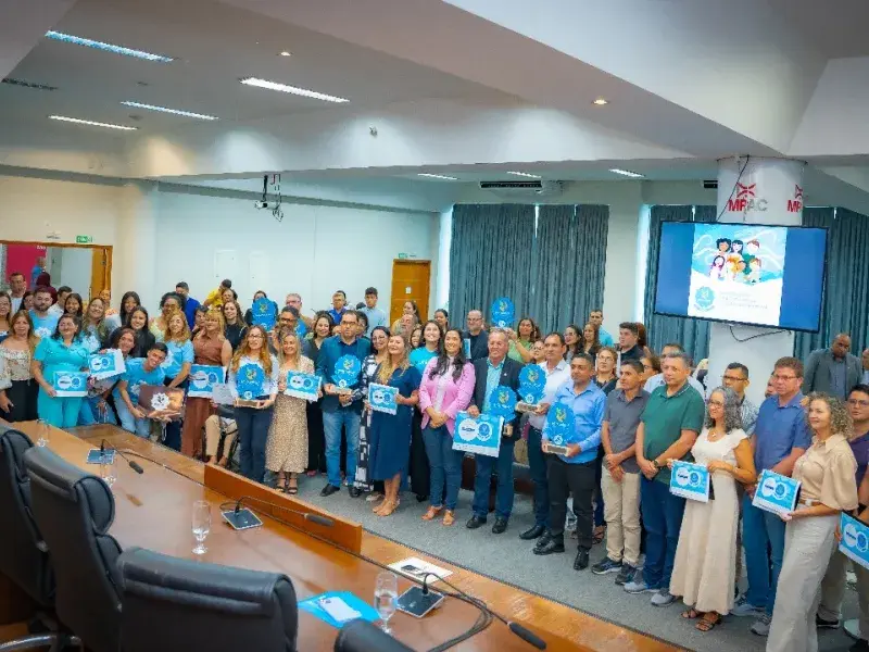 Prefeitos e representantes recebendo certificado do Selo UNICEF