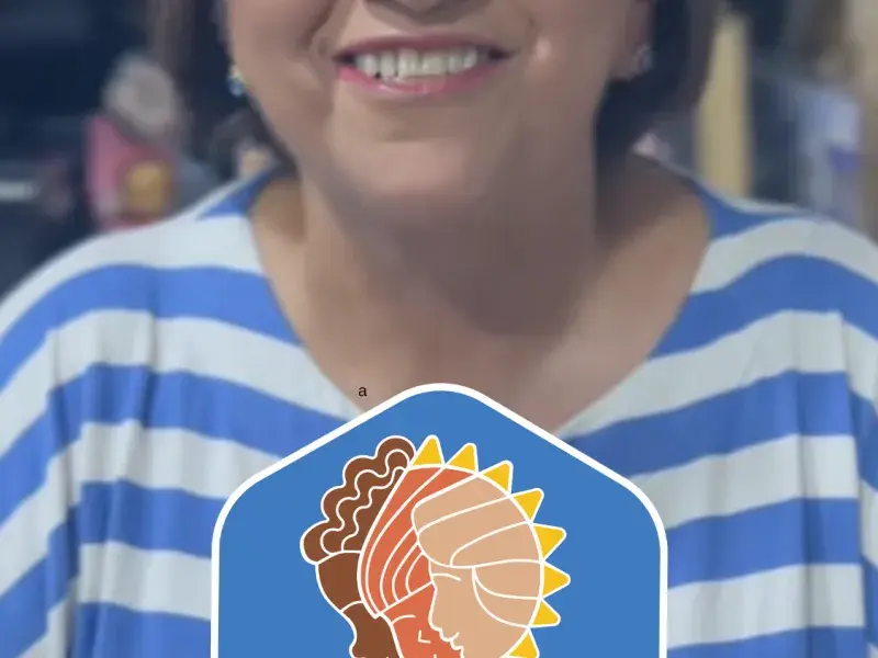 Foto da governadora do Rio Grande do Norte, Fátima Bezerra, usando uma blusa branca listrada com azul