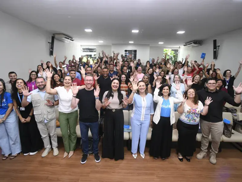 representantes das instituições idealizadoras do evento, bem como Conselhos Tutelares, Conselhos Municipais de Direitos da Criança e do Adolescente e articuladores municipais do Selo UNICEF de todos os municípios de Roraima comemoram realização do evento