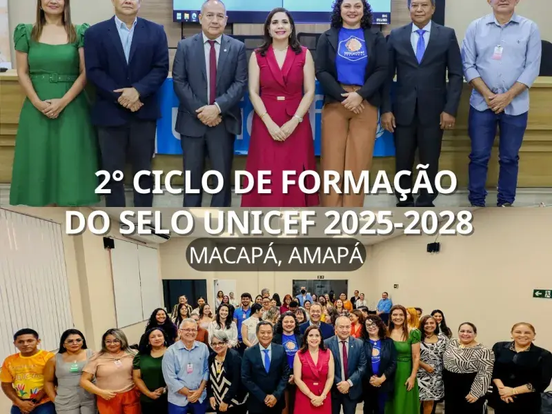 Grupo pousa para fotografia em ambiente fechado