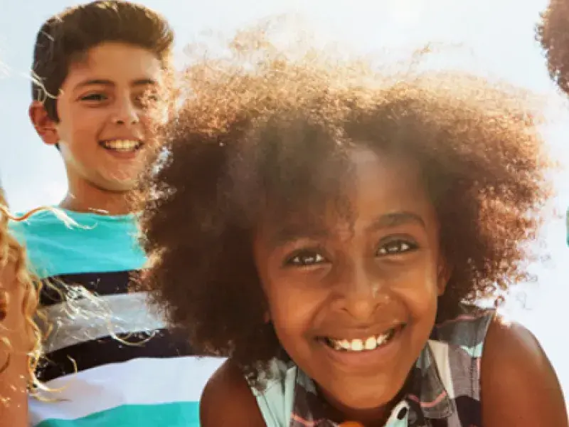 Menina negra sorri para a foto