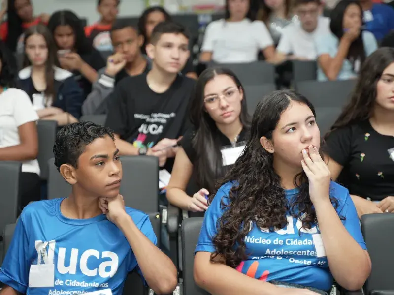 Adolescentes no auditório