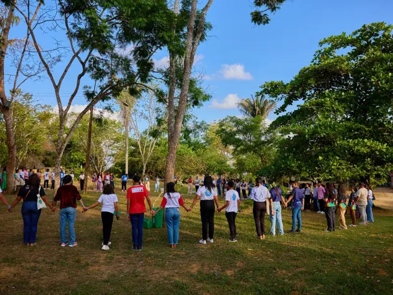 adolescentes estão reunidos em uma roda 