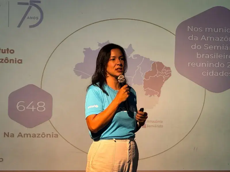 Representante da UNICEF palestrando em Roraima