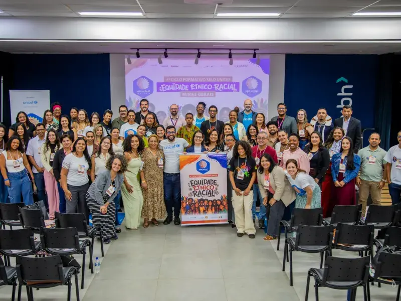 Foto coletiva de participantes do 4º Ciclo Formativo do Selo UNICEF em Minas Gerais, dedicado à Equidade Étnico-Racial.