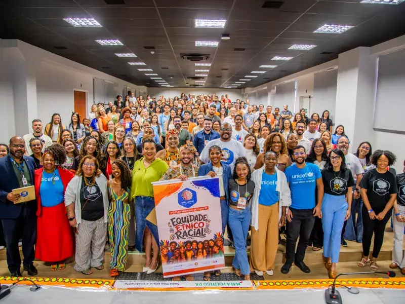 Foto coletiva dos participantes do 4º Ciclo Formativo do Selo UNICEF, reunidos em um encontro sobre Equidade Étnico-Racial, com ampla diversidade de adolescentes, jovens e profissionais.