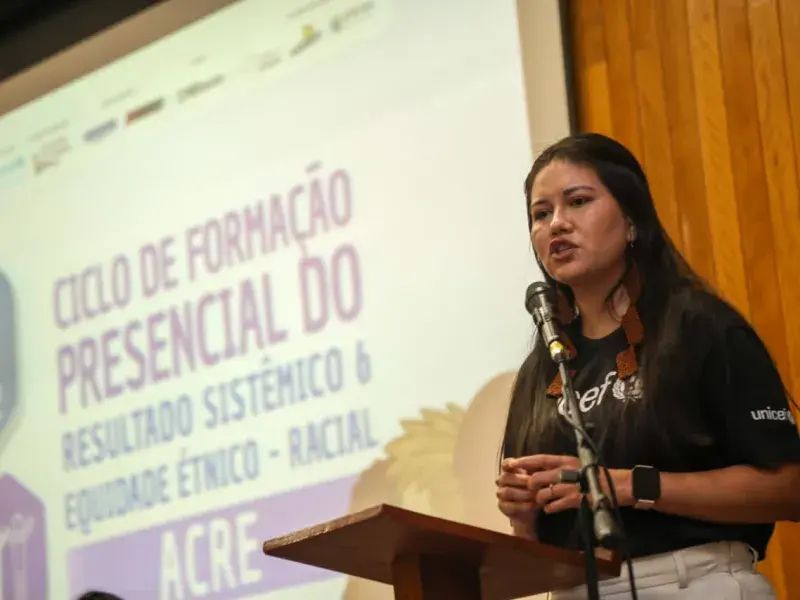 Mulher discursando