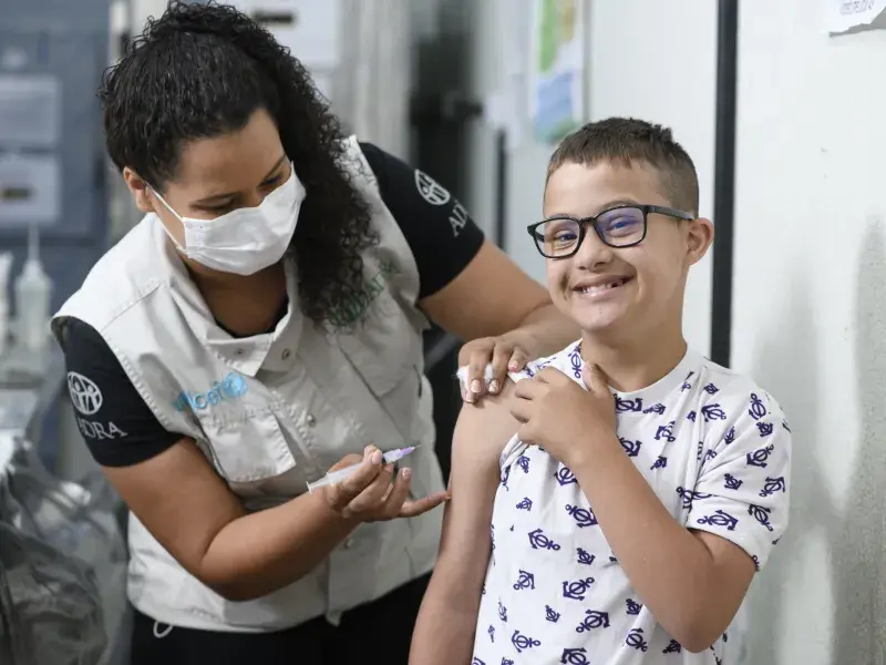 Criança recebe vacina no braço