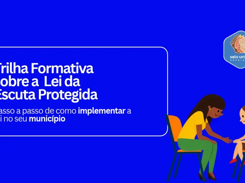 A imagem possui um fundo azul, no canto superior direito tem a logo do Selo UNICEF edição 2025-2028, na parte inferior esquerda, uma imagem de uma pessoa adulta conversando com uma criança