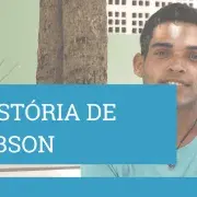 A imagem mostra um jovem sorrindo e a frase 'A História de Glebson'