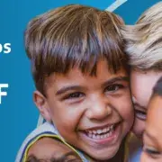 Três meninos se abraçam e um deles olha para a câmera. Está escrita a frase Resultados Selo UNICEF Edição 2017-2020.