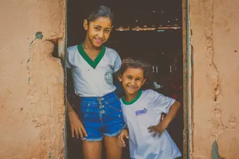 As duas irmãs mais velhas, Nicole (5) e Mikaele (10), estavam matriculadas, mas faltavam bastante. Foto: UNICEF/BRZ/Raoni Libório