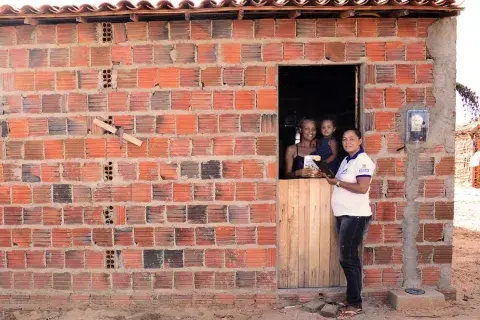 Maria Romeika já esperava a visita da agente de saúde e ficou feliz quando soube que poderia vacinar a filha, Anny Karolaine