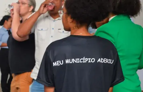 Adolescente utiliza blusa com a frase: "Meu município aderiu"