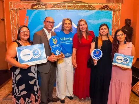 Representantes de municípios recebem troféus e certificados e o reconhecimento da chefe do escritório do UNICEF em São Luís, Ofélia Silva