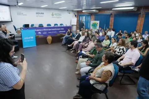 Plateia prestigiando o evento