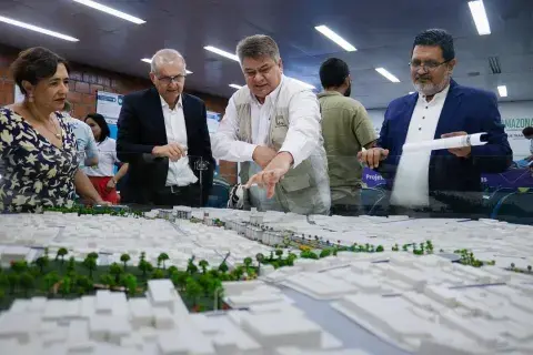 Equipe Selo olhando maquete de obras