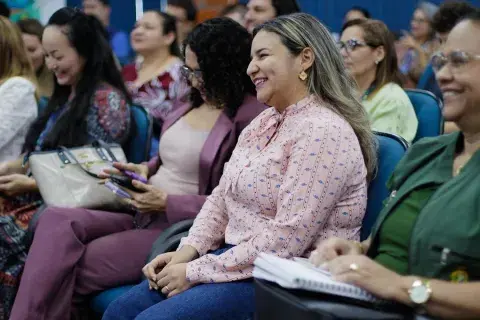 Plateia prestigiando o evento