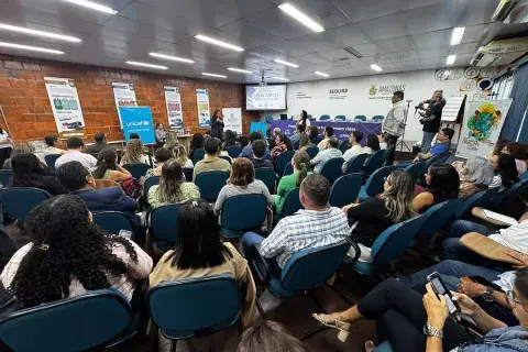 Plateia prestigiando o evento