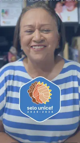 Foto da governadora do Rio Grande do Norte, Fátima Bezerra, usando uma blusa branca listrada com azul