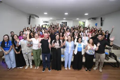 representantes das instituições idealizadoras do evento, bem como Conselhos Tutelares, Conselhos Municipais de Direitos da Criança e do Adolescente e articuladores municipais do Selo UNICEF de todos os municípios de Roraima comemoram realização do evento
