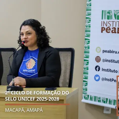 Mulher fala ao microfone usando camisa do Selo UNICEF