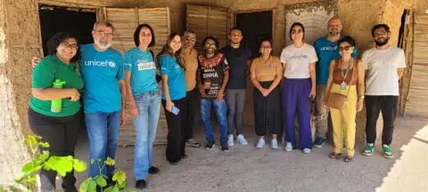 Grupo do UNICEF pousa para foto 